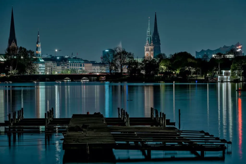 Skyline von Hamburg bei Nacht