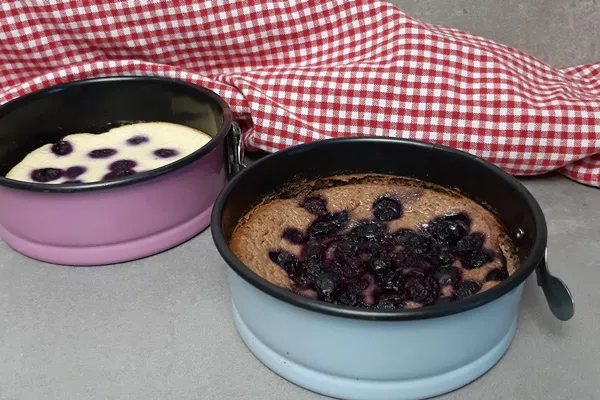 Skyr Kuchen mit eingebetteten Blaubeeren vor dem Backen, vorbereitet für einen Weight Watchers Geburtstag.