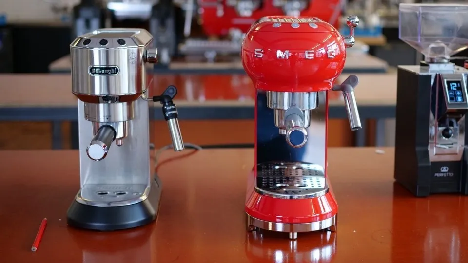 Smeg ECF01 Siebträgermaschine im direkten Vergleich mit der Delonghi Dedica EC685, zwei beliebte Modelle im Einsteigersegment.