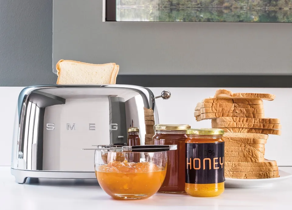 Smeg Toaster TSF01 bei der Zubereitung