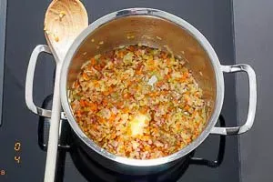 Soffritto-Gemüse mit Butter im Topf andünsten