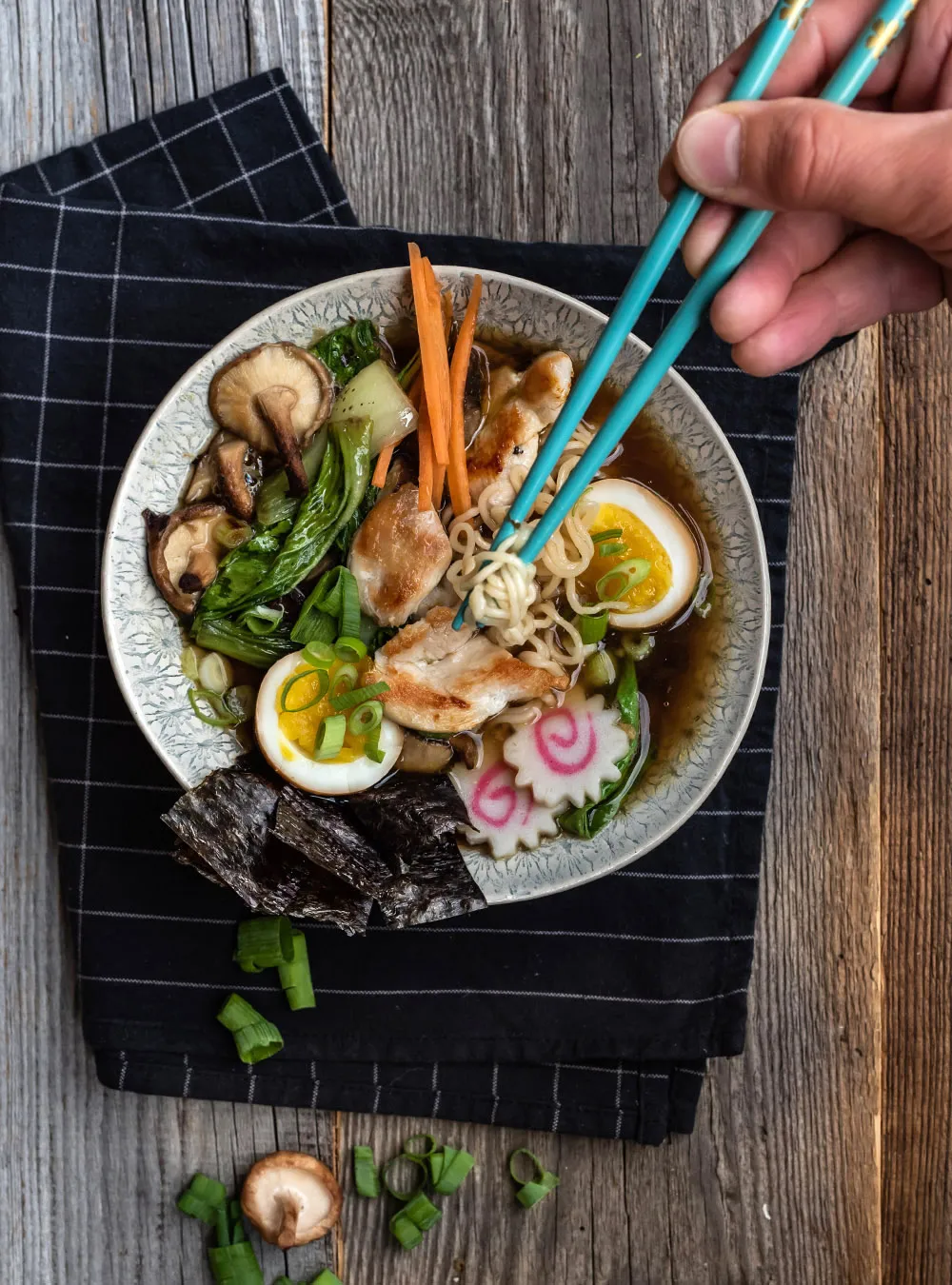 Sojasauce marinierte Eier (Ajitsuke Tamago) bereit für die schnelle Ramen Suppe.