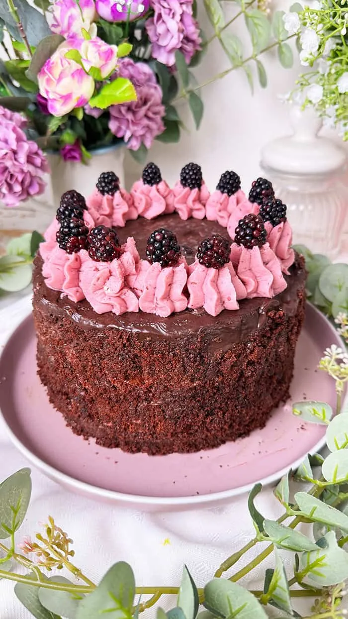 Sommerliche Brombeer Sahne Torte mit fluffigem Boden, cremiger Füllung und frischen Brombeeren als Dekoration