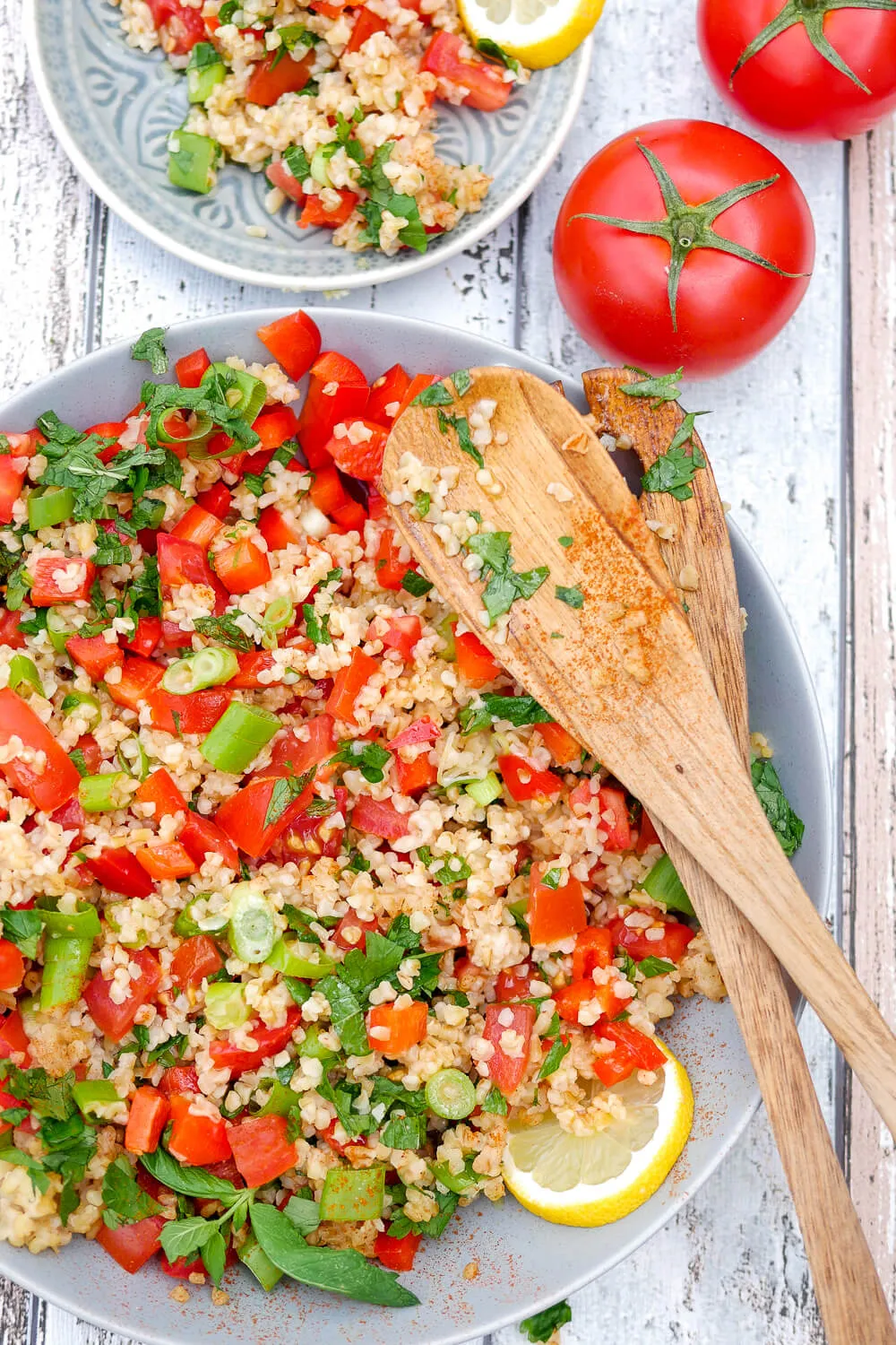 Sommerlicher Bulgursalat mit Tomaten, Petersilie und Frühlingszwiebeln
