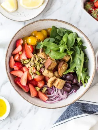 Sommerlicher Erdbeer-Panzanella