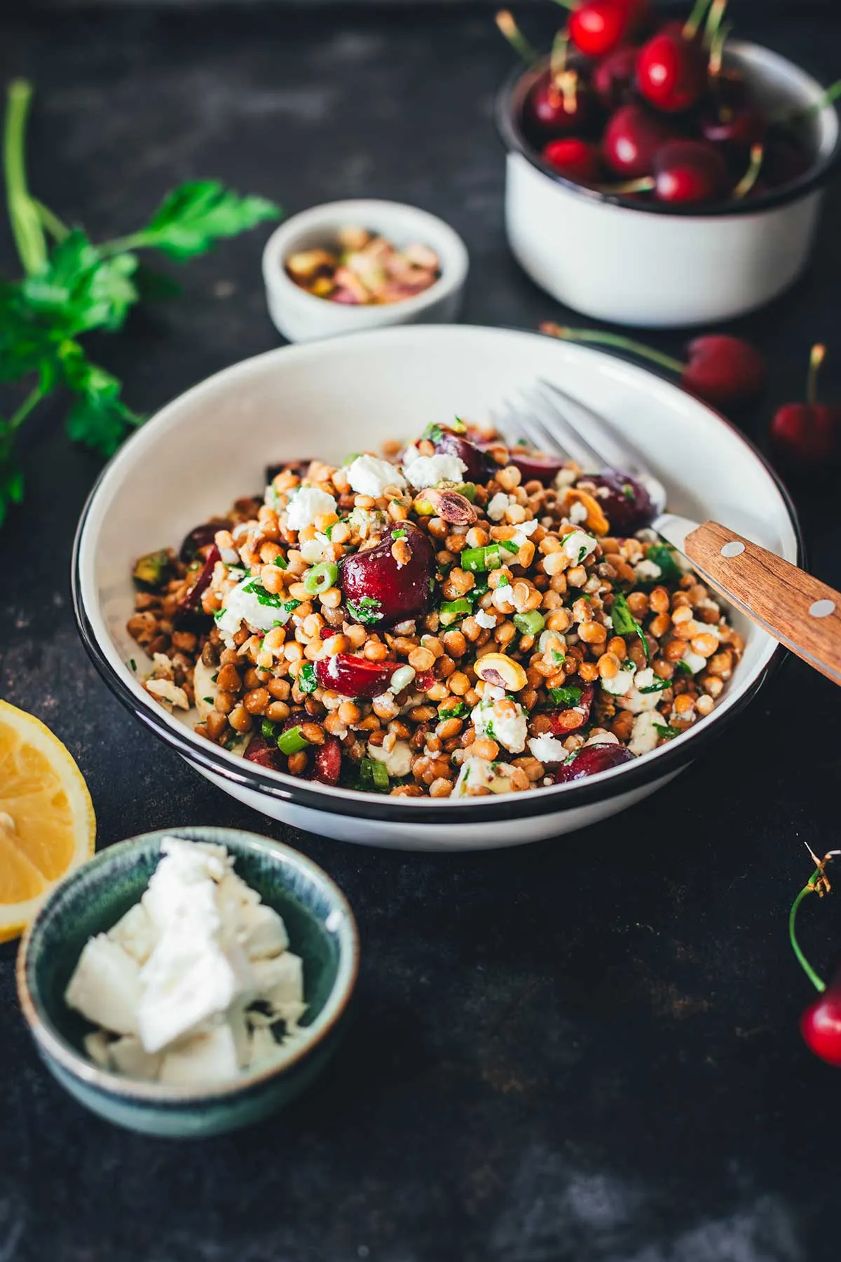 Sommerlicher Linsensalat mit frischen Kirschen und Feta, ideal als leichtes Gericht für heiße Tage