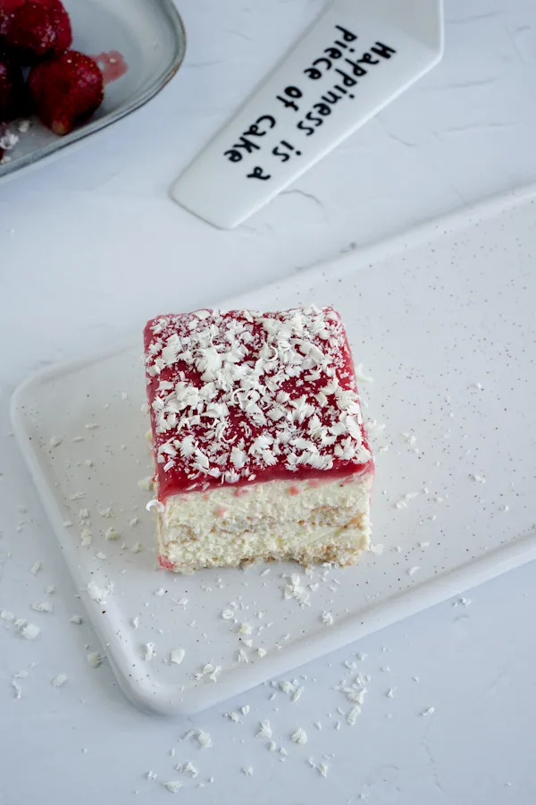 Sommerliches Erdbeer-Dessert mit frischen Erdbeeren und geriebener weißer Schokolade als Garnitur