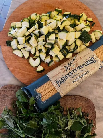 Sommerliches Nudelgericht mit Zucchini, frischer Minze und Parmesan