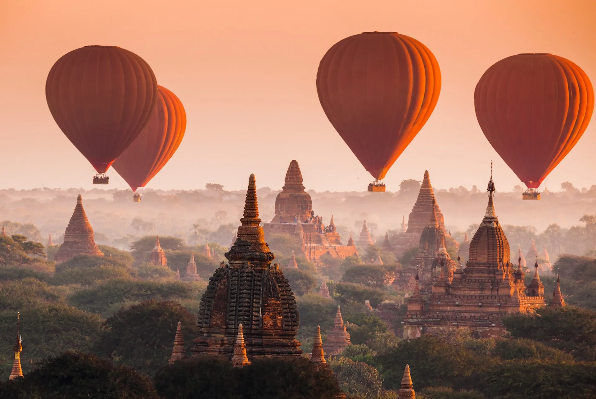 Sonnenaufgang über der Tempelstadt Bagan in Myanmar mit Hunderten von Tempeln im Nebel