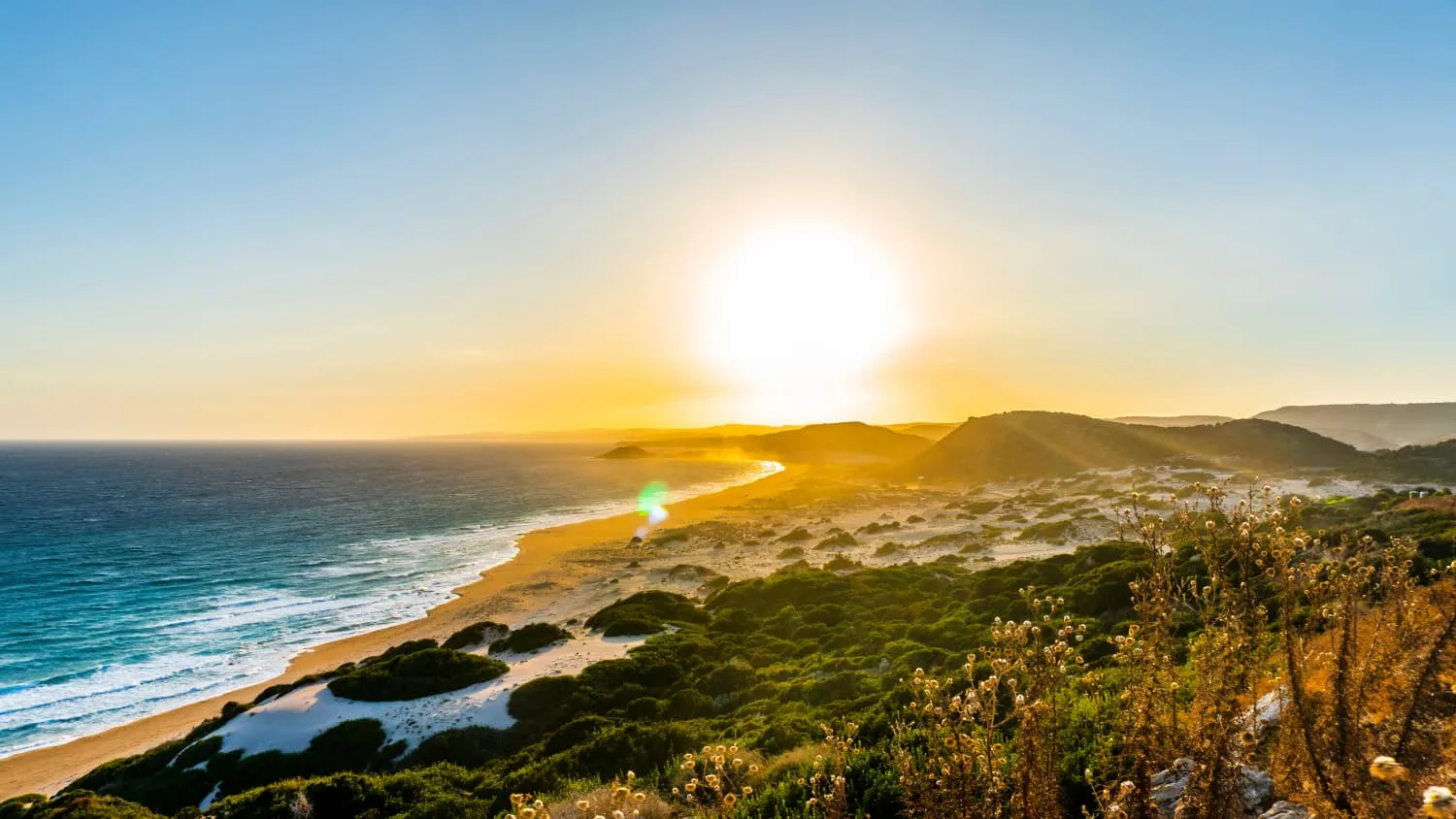 Sonnenuntergang am Goldenen Beach bei Karpas auf Nordzypern mit Blick auf das glitzernde Meer