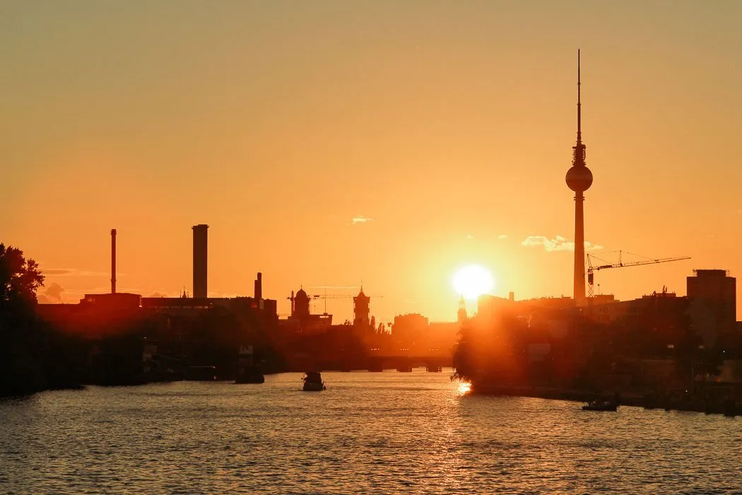 Sonnenuntergang über der Oberbaumbrücke in Berlin