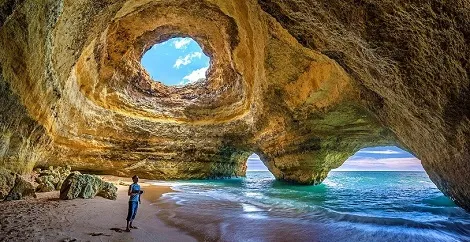 Sonnenverwöhnte Strände und Felsformationen der Algarve in Portugal, perfekt für günstige Studentenreisen