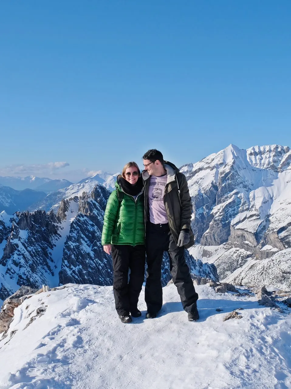Sonnige Winterlandschaft mit Bergkette und Talsicht