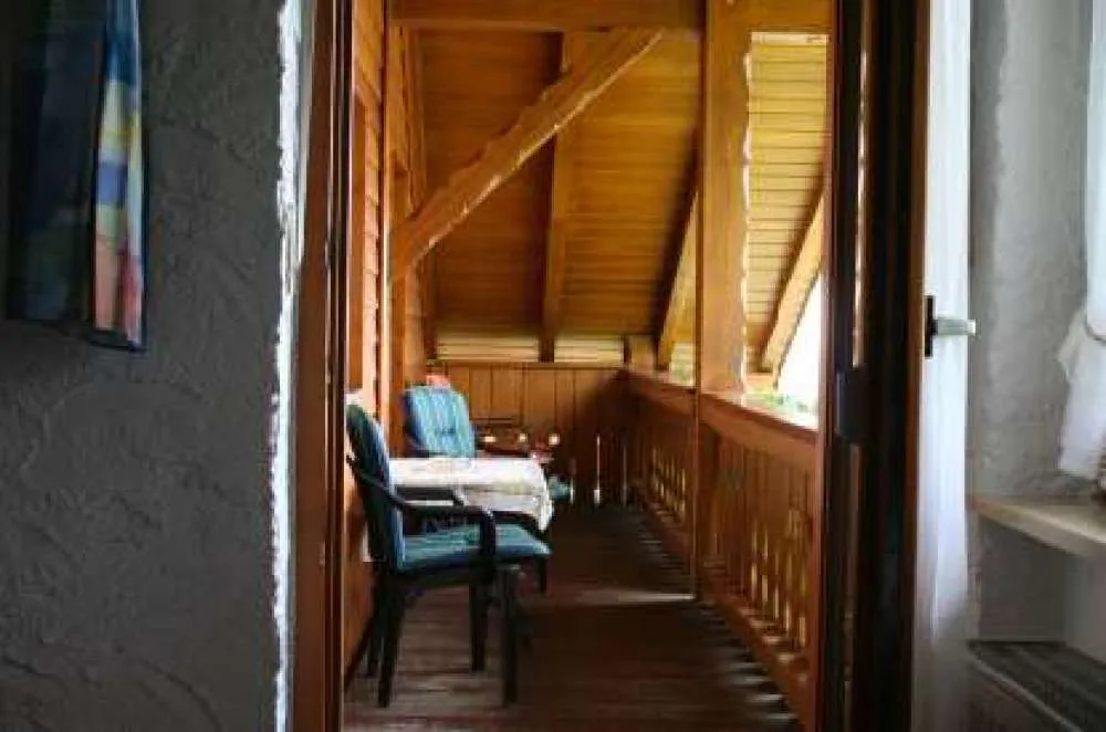 Sonniger Balkon der Ferienwohnung mit Sitzgelegenheiten