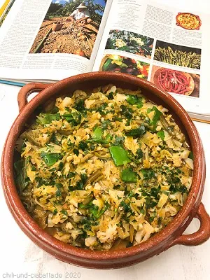 Sopa Mallorquina, ein herzhafter Kohleintopf aus Mallorca in einer rustikalen Schale