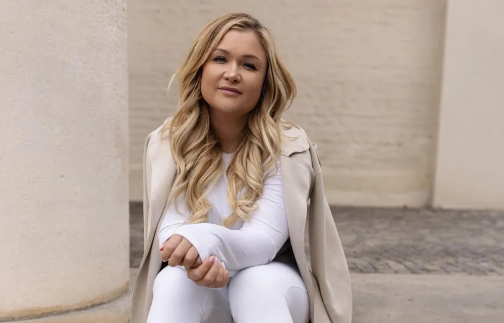 Sophia Thiel nachdenklich auf einem Sofa sitzend, reflektiert über ihre Social Media Auszeit und mentale Gesundheit.