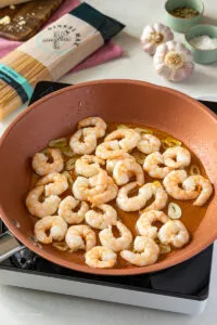 Spaghetti Alfredo mit gebratenen Garnelen in einer Schüssel.