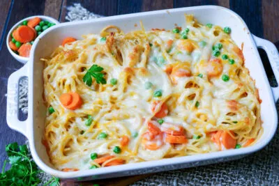 Spaghetti-Auflauf mit Erbsen und Möhren in der Auflaufform
