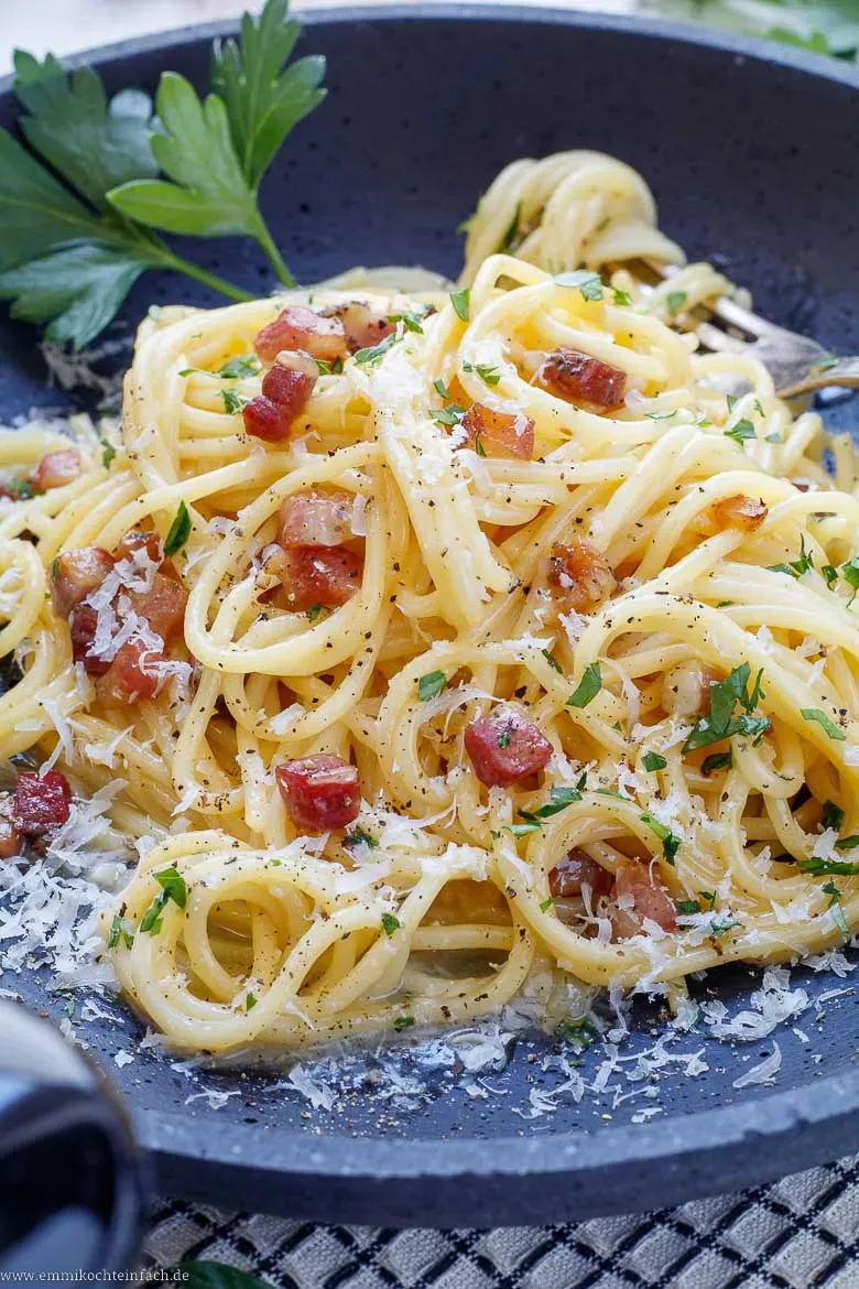 Spaghetti Carbonara fertig zum Servieren mit frischen Zutaten