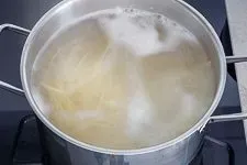 Spaghetti kochen in kochendem Salzwasser
