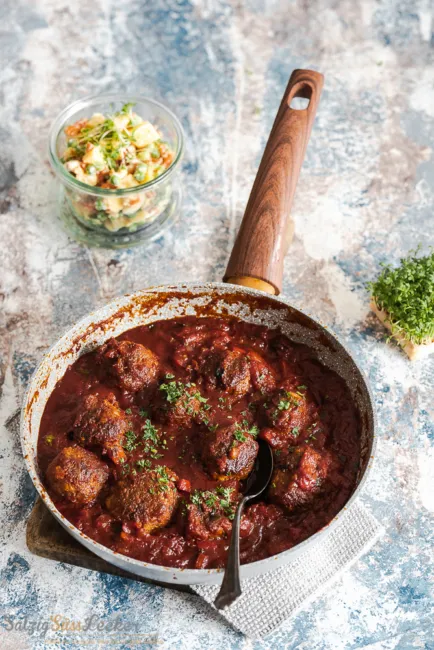 Spanische Albóndigas (Fleischbällchen) und Ensaladilla Rusa (russischer Salat), klassische Tapas
