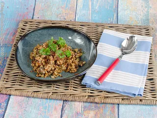 Spanischer Reis mit getrockneten Tomaten und schwarzen Oliven, als Beilage oder Hauptgericht