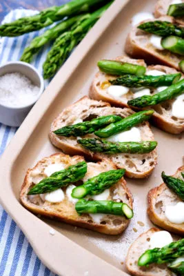 Spargel-Bruschetta mit Mozzarella belegt, ein mediterraner Genuss