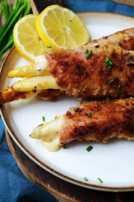 Spargel-Cordon-Bleu mit weißem Spargel, herzhaftem Schinken und knuspriger Panade, eine kreative Spargelvariation.