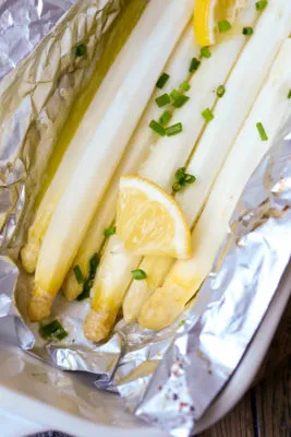 Spargel in Alufolie, mit Butter, Zitrone und Schnittlauch gebacken, für ein einfaches und aromatisches Gericht.