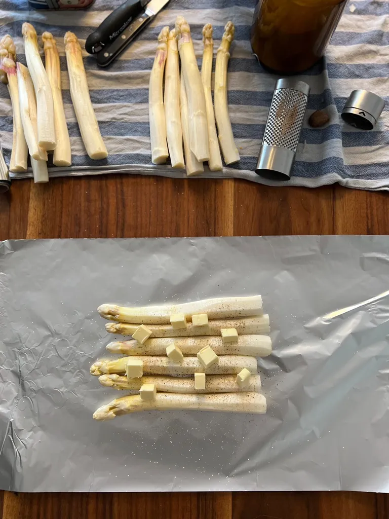 Spargel wird auf Alufolie gelegt