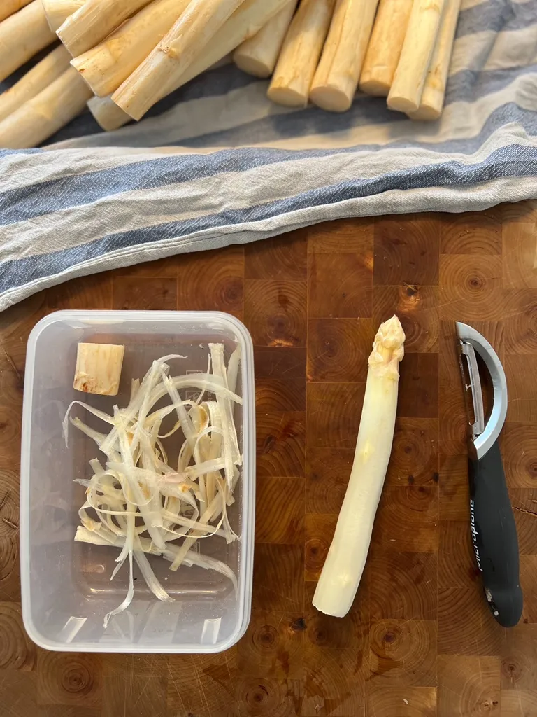 Spargel wird geschält