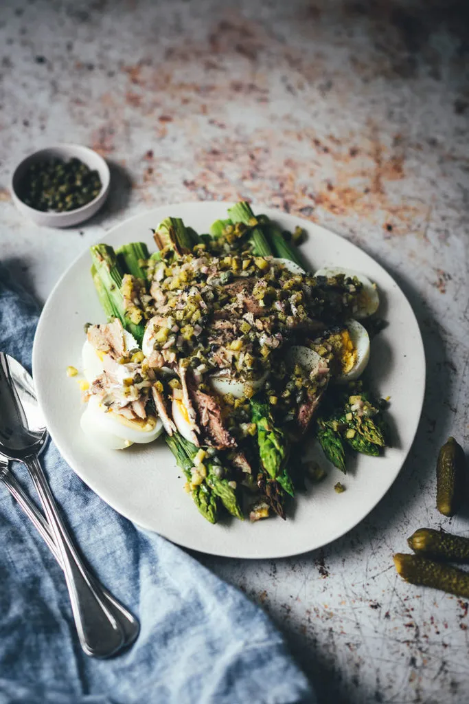 Spargelsalat mit Kapern-Vinaigrette, Sardinen und Ei