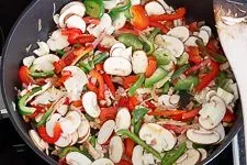 Speck und Gemüse werden in der Pfanne angebraten