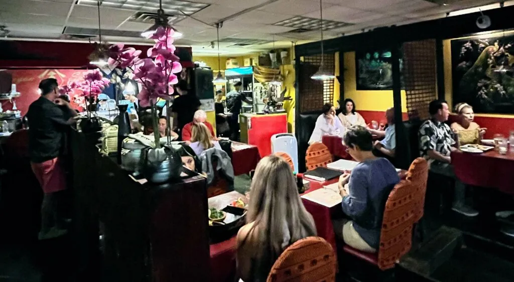 Speisesaal im Inneren von Saigon Sushi, einem beliebten asiatischen Restaurant in Vero Beach