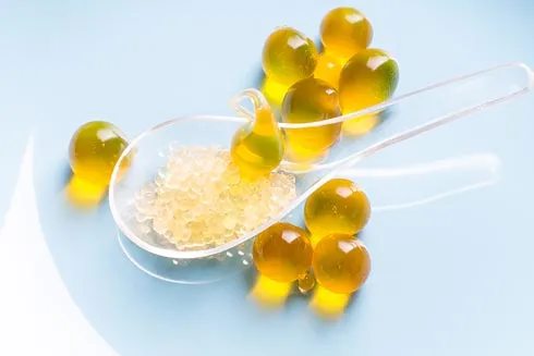 Spektakulär aussehende gelierte Kügelchen mit flüssigem Kern, ein Ergebnis der Reverse Sphärisierung mit Natriumalginat in der modernen Küche