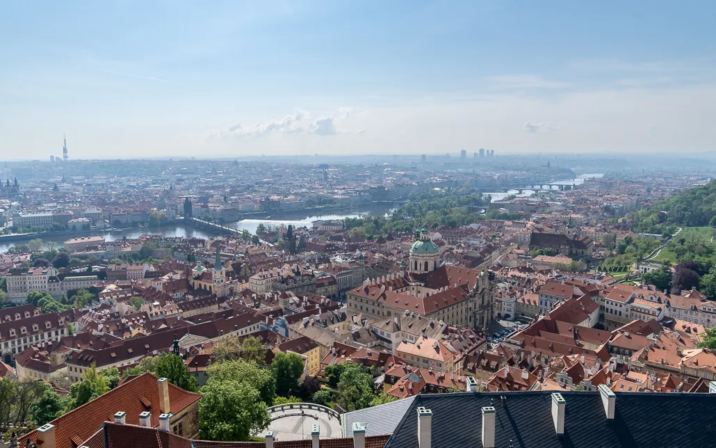 Spektakuläre Aussicht vom Südturm des Veitsdoms über die Dächer Prags, ein Highlight für Besucher im Mai.