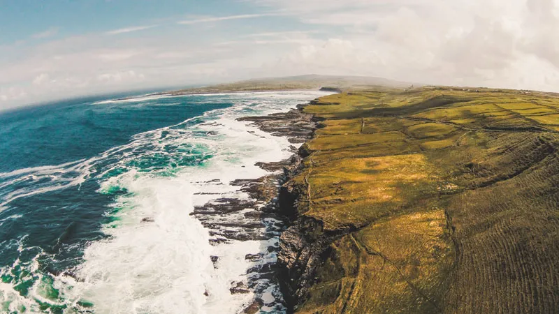 Spektakuläre Cliffs of Moher an der irischen Küste, ideal für Wanderungen im März