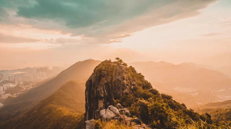 Spektakuläre Skyline von Hongkong bei Sonnenuntergang, ein faszinierendes Reiseziel im März