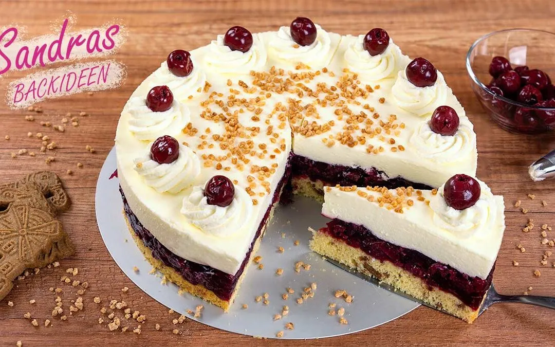 Spekulatius Kirsch Sahnetorte, festlich dekoriert mit Sahnetuffs und frischen Kirschen auf einem Spekulatius-Boden