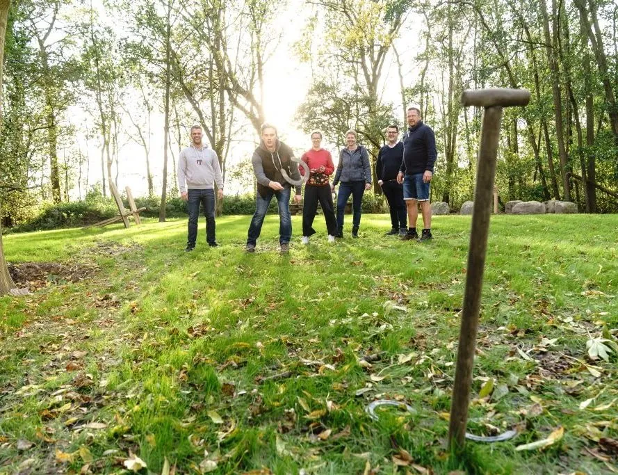 Spiel und Spaß beim Hufeisenspiel am Baumhaushotel