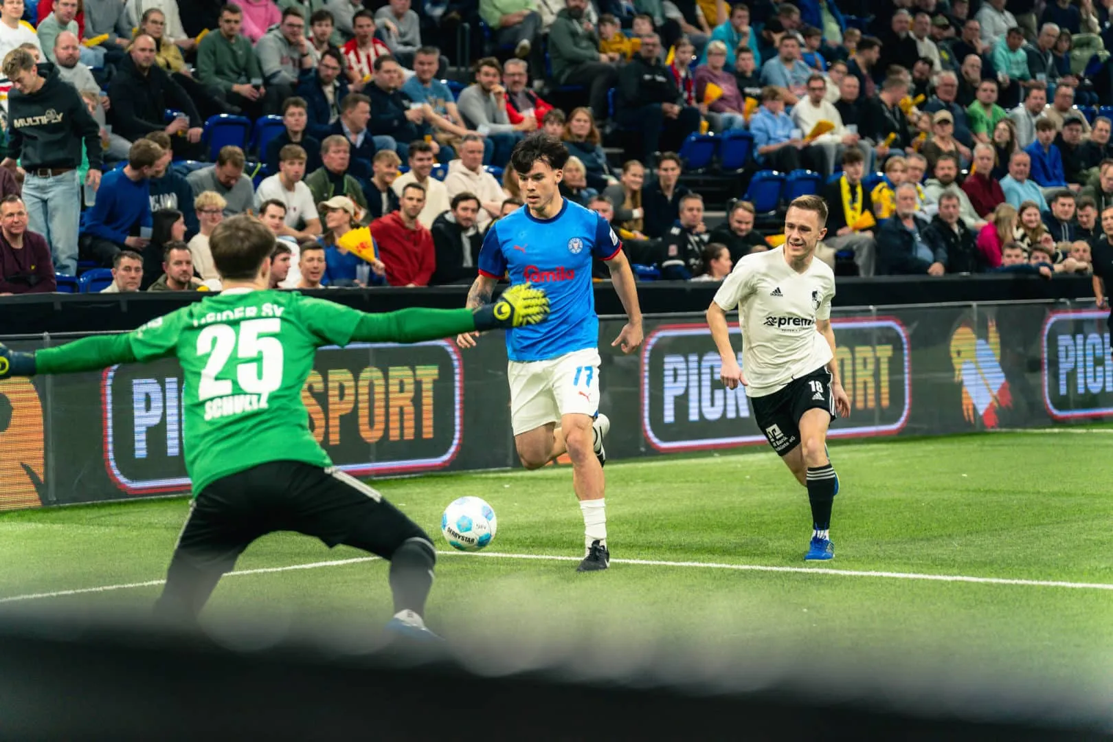 Spieler der Holstein Kiel U23 in Aktion während des Hallenmasters-Spiels gegen Heider SV