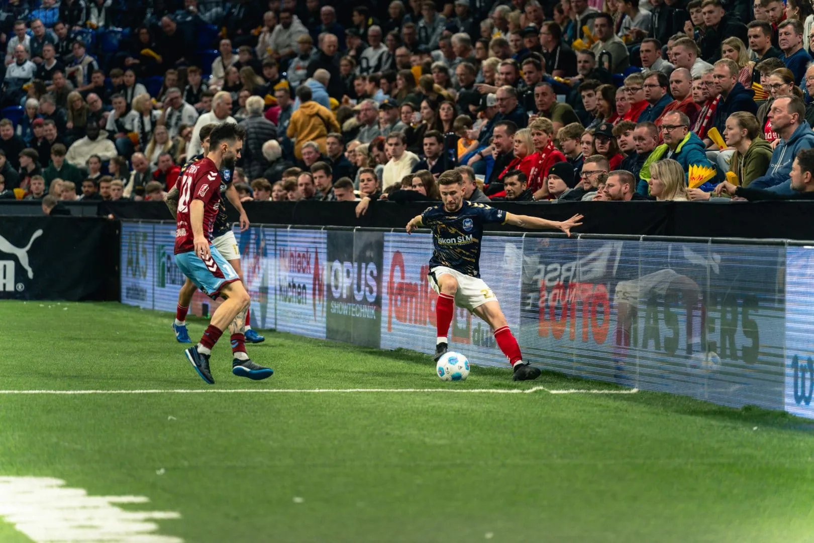 Spieler des SC Weiche Flensburg 08 bejubeln einen Treffer im Halbfinale des 25. LOTTO MASTERS