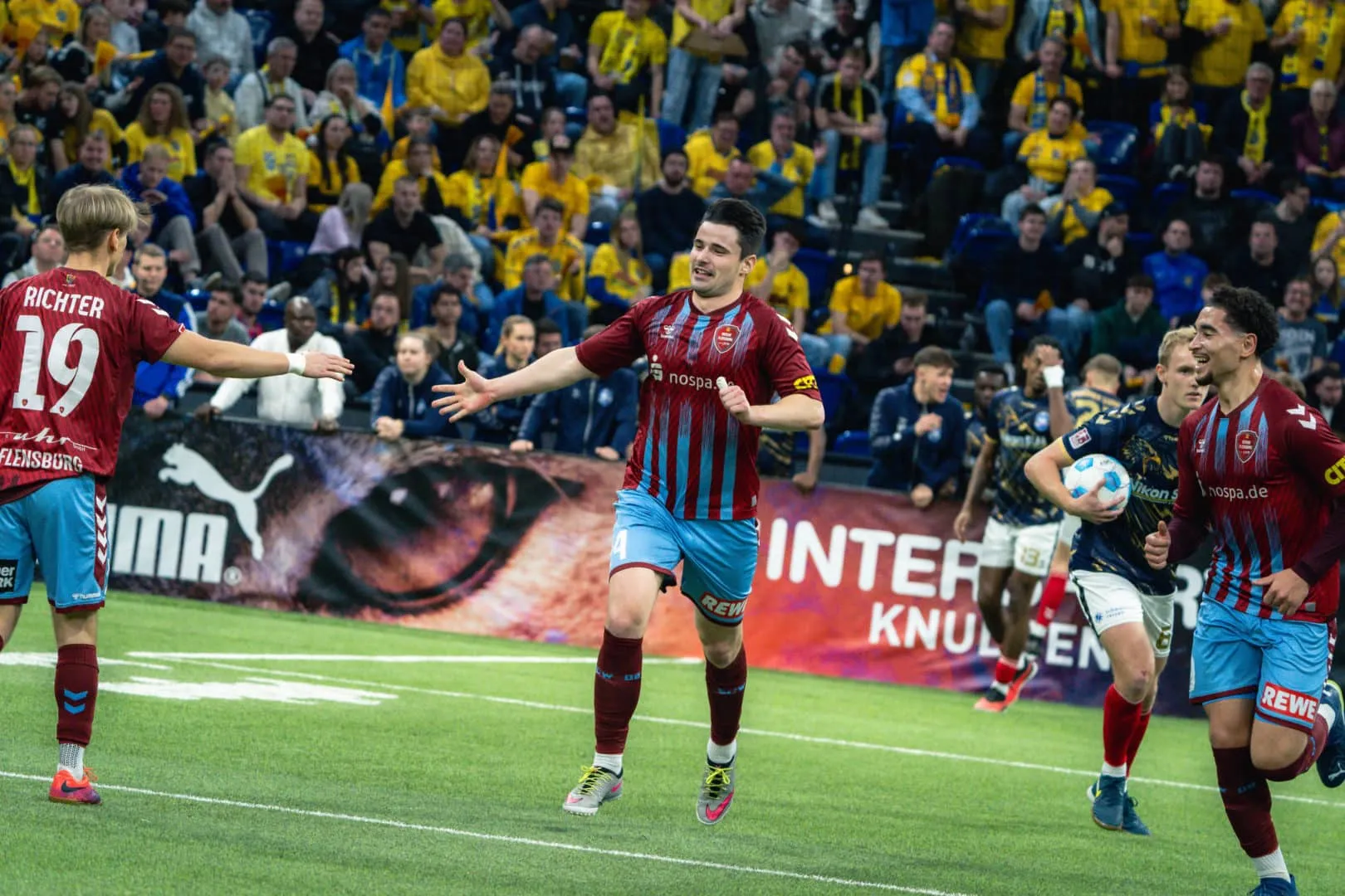 Spielszene aus dem Halbfinale des Hallenmasters zwischen SC Weiche Flensburg 08 und 1. FC Phönix Lübeck