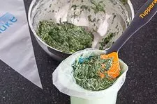 Spinat-Frischkäse-Masse im Spritzbeutel zum Befüllen der Cannelloni.
