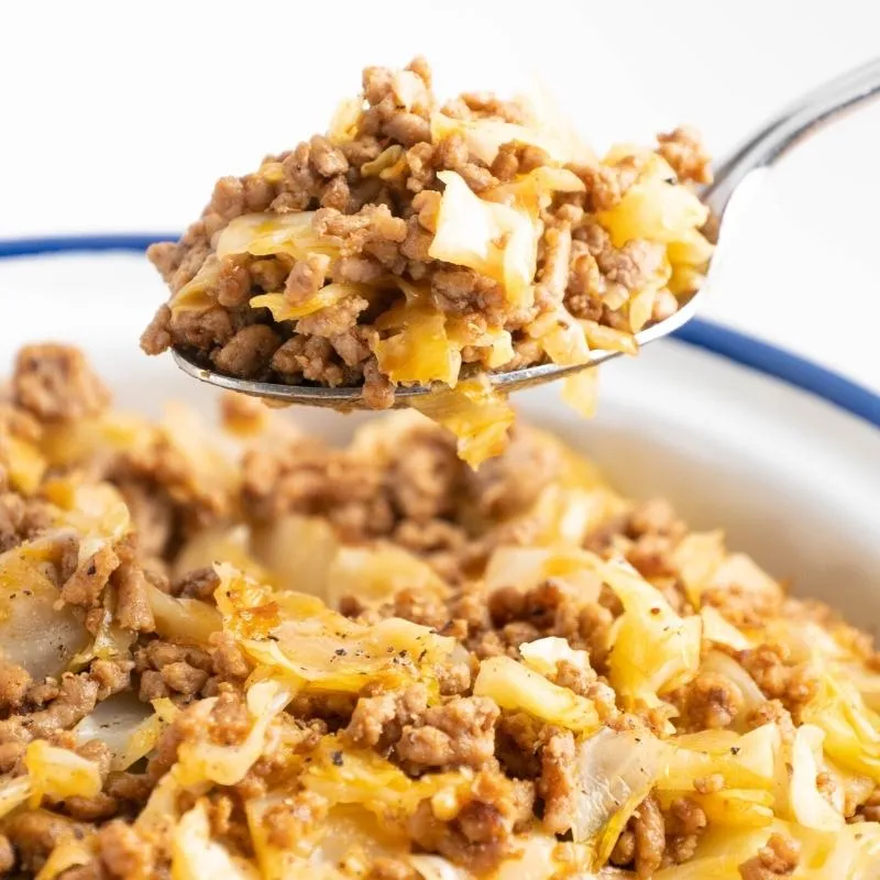 Spitzkohl-Hackfleisch-Pfanne in einer Pfanne