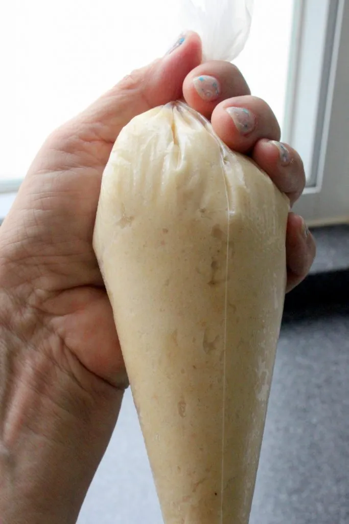 Spritzbeutel mit Mandelmasse für glutenfreie Kekse