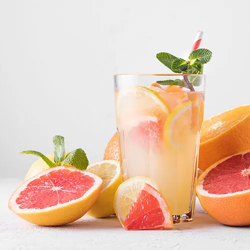 Spritzige Orangen-Grapefruit-Limonade ohne Zuckerzusatz mit frischen Scheiben