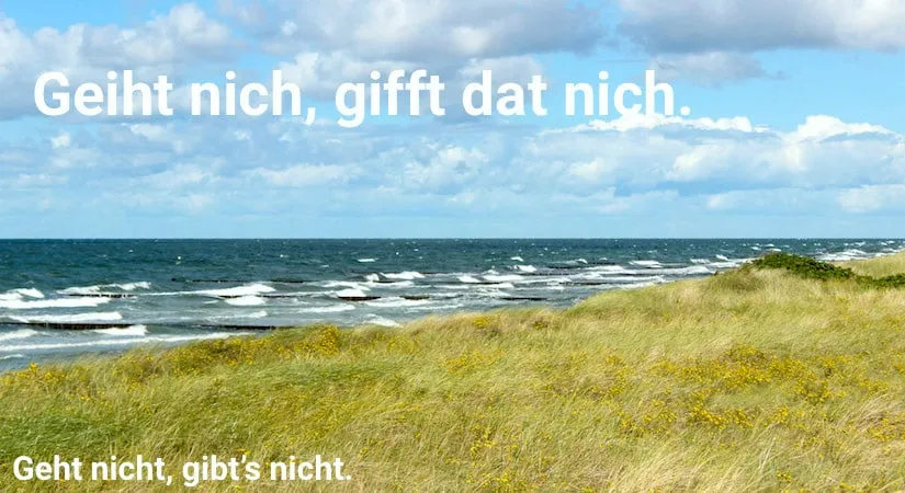 Spruch auf Plattdeutsch vor einer blühenden Dünenlandschaft an der Ostsee