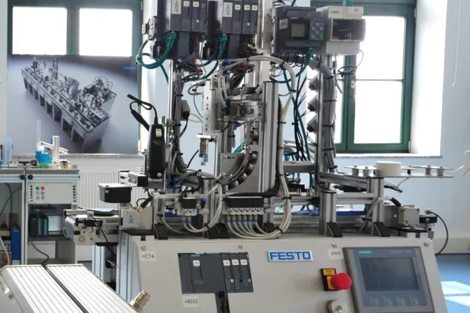 SPS-Steuerung mit Bedienfeld und Anzeige für Industriefachkräfte in der Automatisierungstechnik