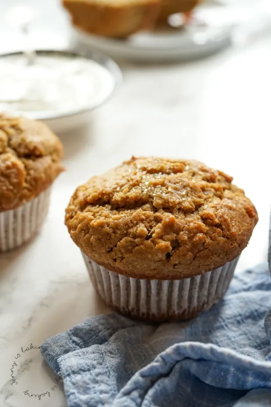 Stapel von gesunden Ingwer-Muffins, bestreut mit Turbinado-Zucker, bereit für ein nahrhaftes Frühstück